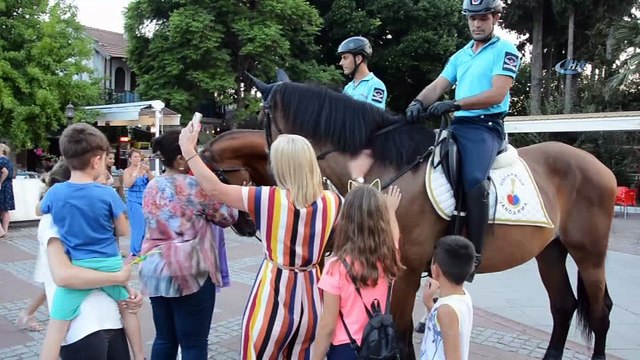 Atlı Jandarmalar tatilcilerin ilgi odağı