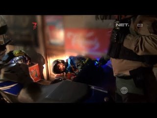 Kelelahan, Sepasang Pria Ini Tidur di Pinggir Jalan - 86