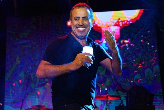 Haluk Levent, Konserini Balkondan İzleyen Hayranlarından Şarkı Söyleyerek Ayran İstedi