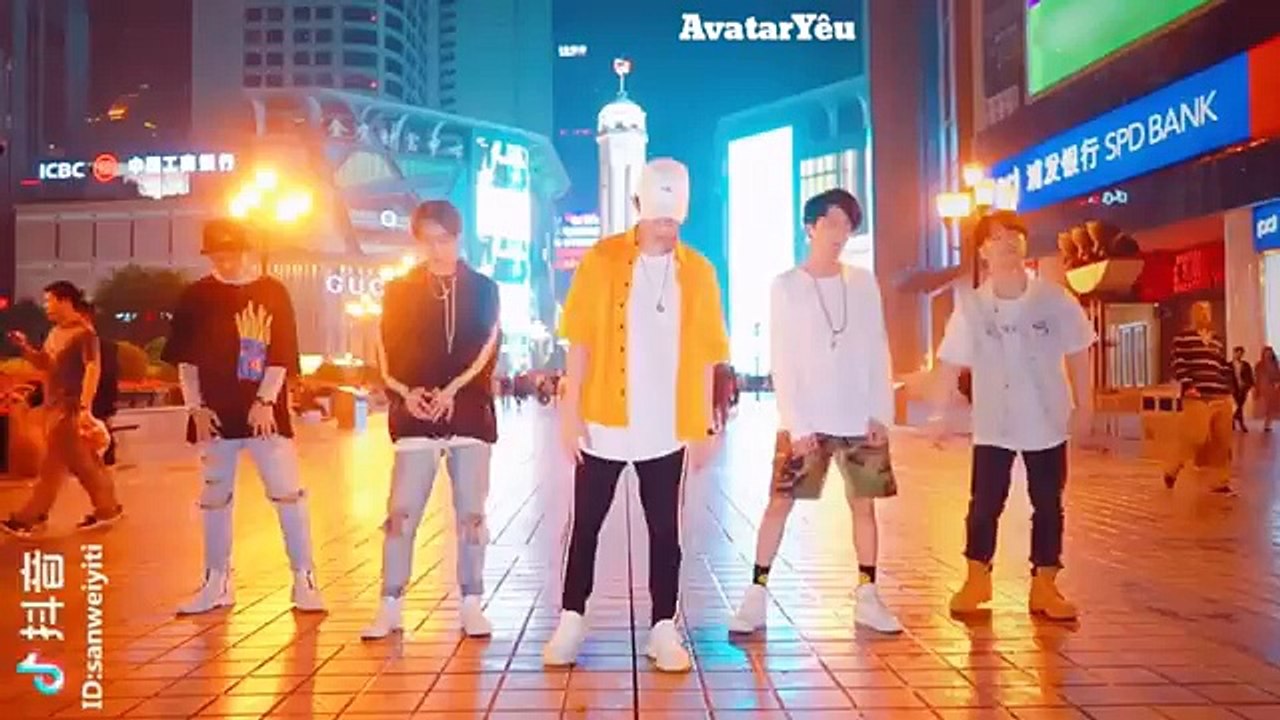 [QUẨY NHẠC CỰC SUNG TRÊN PHỐ ĐI BỘ] Những điệu nhảy gây sốt Tik Tok