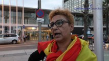 Españolas muestran su cariño ante el Hospital a la española agredida por independista