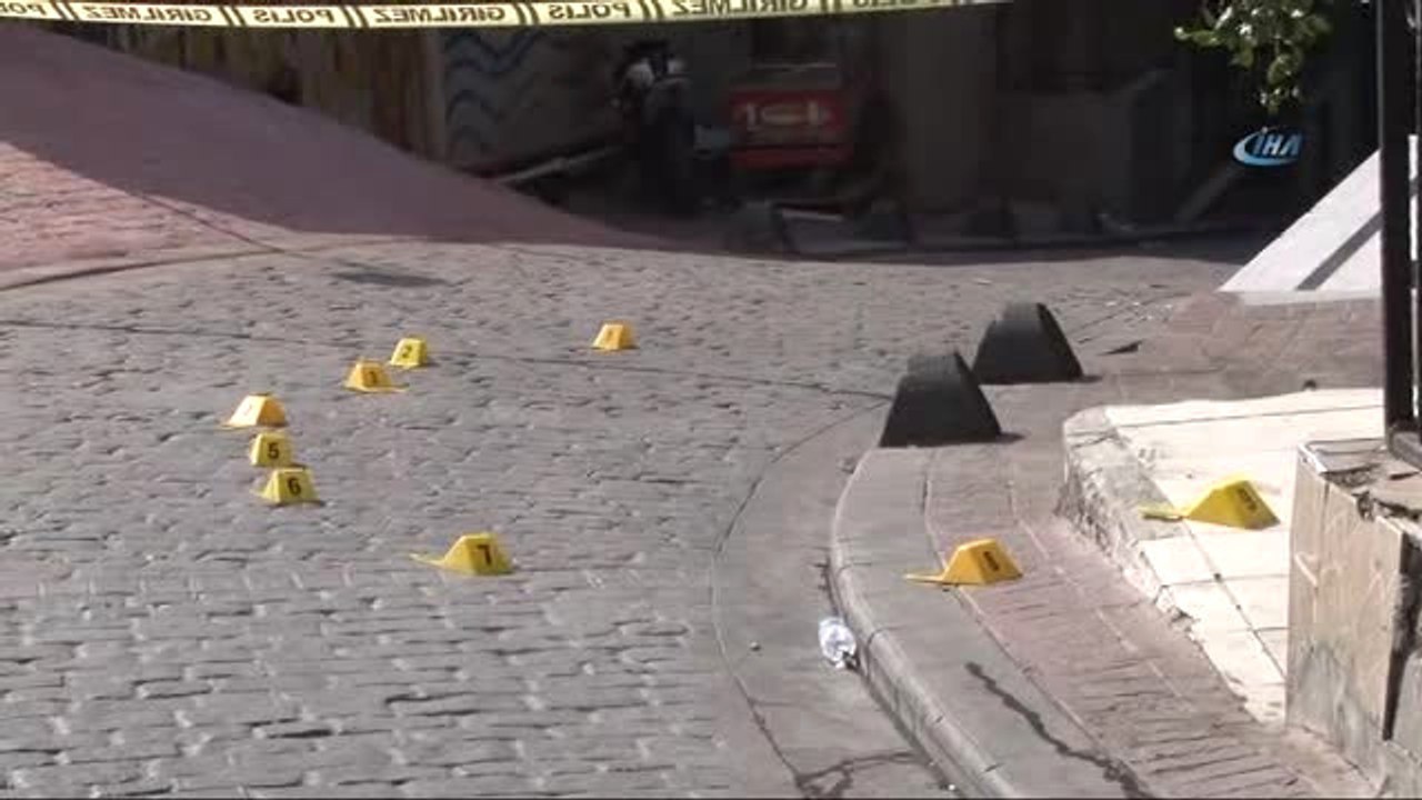 Beyoğlu'nda Travestinin Boğazını Keserek Öldüren Zanlı O.s., Yakalanarak Adliyeye Sevk Edildi