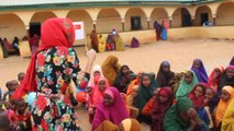Gamze Özçelik Somali'de Mültecilere Yardım Dağıttı