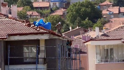 Çatı onarımı yapan işçilerin tehlikeli mesaisi kamerada