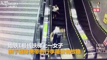 Trop pressée dans l'escalator avec sa valise elle se vautre !