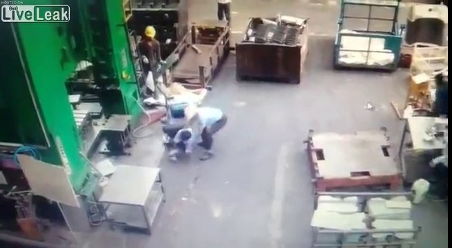 Miracle: il est presque décapité par une presse métallique à l'usine !