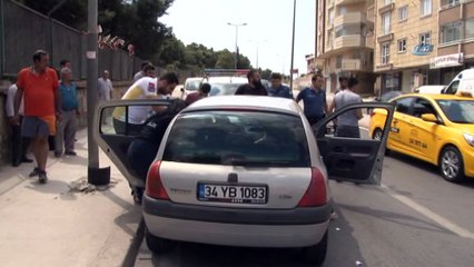 Direksiyon hakimiyetini kaybederek direğe çarpan şoför araçta sıkıştı