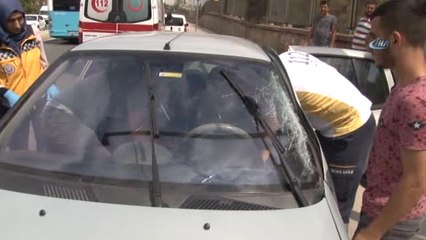 Direksiyon Hakimiyetini Kaybederek Direğe Çarpan Şoför Araçta Sıkıştı