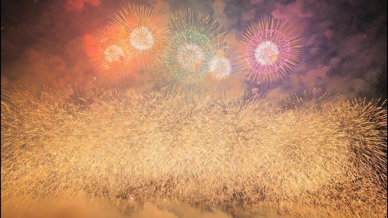 Feu d'artifice pendant le festival Akagawa Hanabi (Japon)