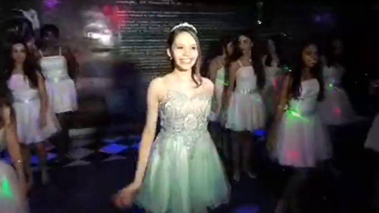 Festa 15 anos Beatriz Leão - Coreografia da abertura de pista (DANÇA)