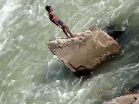 Cet ado indien plonge dans une rivière en crue... Incroyable