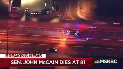 Les chaines de télé américaines diffusent en direct le parcours du convoi qui transporte le corps du sénateur John McCain
