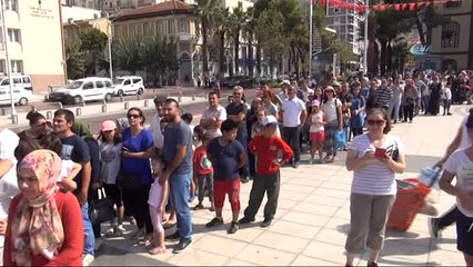 Download Video: Manisa'da Kahramanmaraş Dondurma Festivali'nde Bedava Dondurma Kuyruğu Metrelerce Uzadı