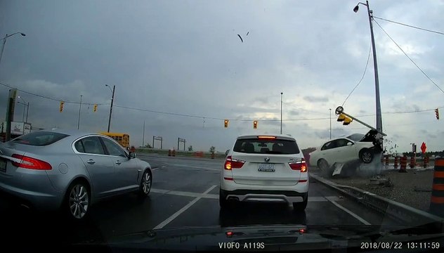 Une voiture projetée dans les airs après un crash