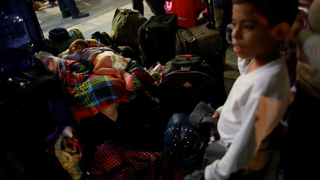Incertidumbre para miles de venezolanos en las fronteras vecinas