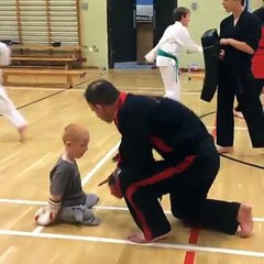 Nghị lực phi thường Boy who lost limbs to meningitis takes up martial arts