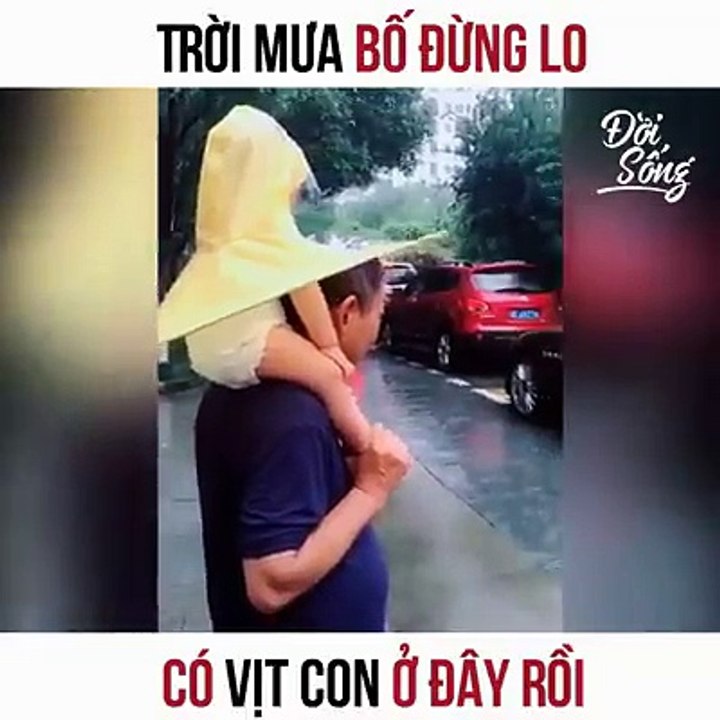 Ba chỉ cần cõng con trên vai, còn lại cả thế giới để con lo