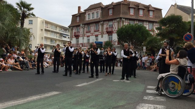 Bagad et cercles celtiques défilent au Pardon de La Baule