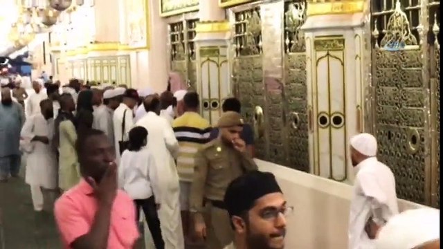 Hacılar Peygamber Efendimizin Kabrini Ziyaret Ediyor
