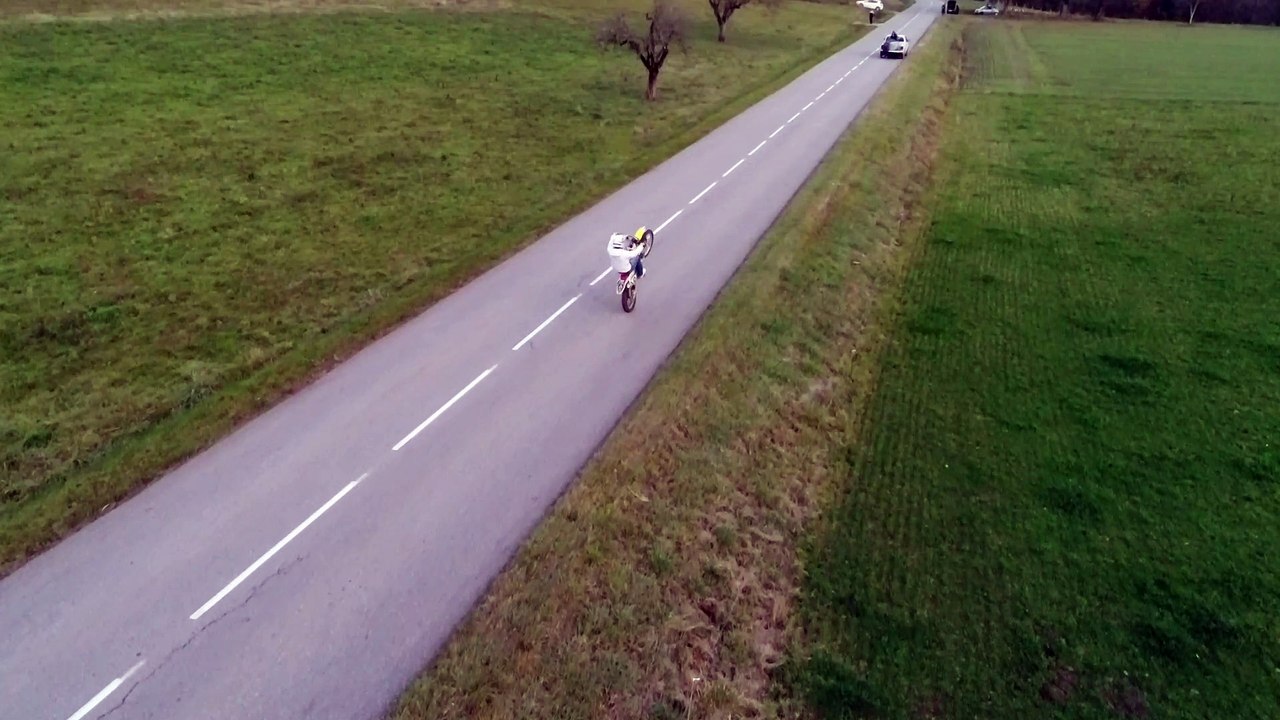 Tuto : Comment décapsuler et boire une bière avec une moto - EJPP