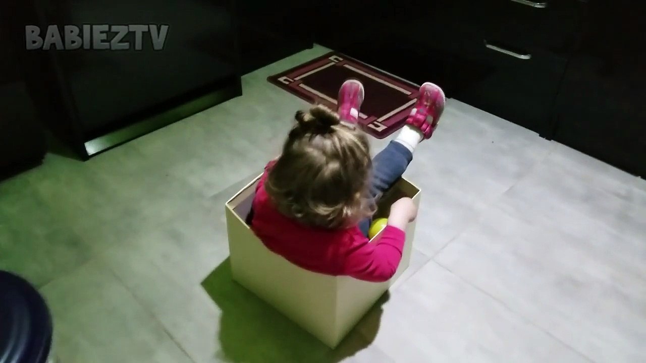 Mignon et drôle bambin est resté coincé dans la boîte de papier - Cute bébé Lile