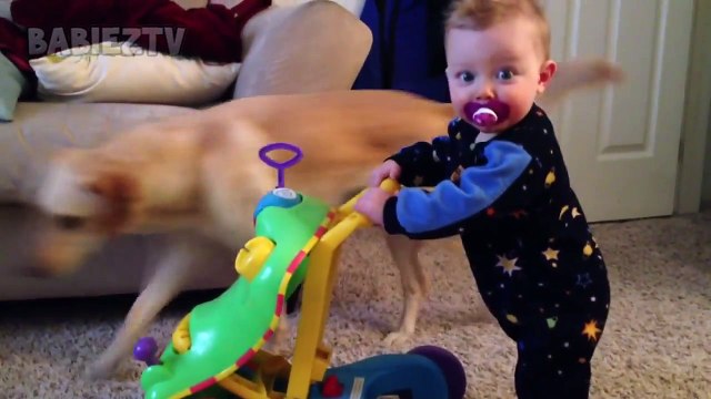 Bébé drôle ne sait pas comment travailler cette chose - Essayez de ne pas rire!