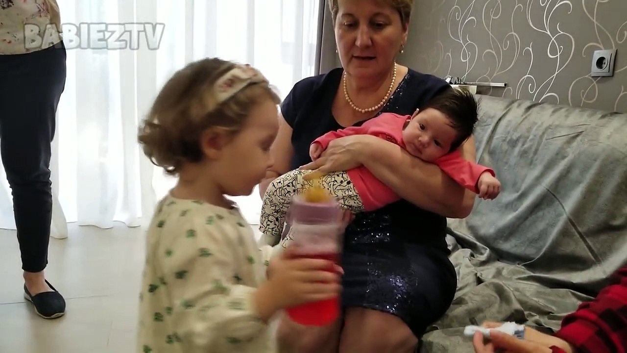 partage en bas âge mignon sa propre nourriture pour bébé