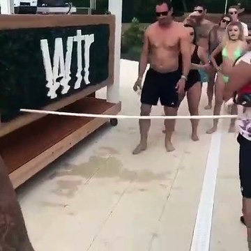 Un gros accident lors d'un limbo sur la plage pour cette jeune femme