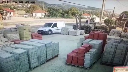 Karaburun'da otomobil temizlik işçilerine çarptı: 3 yaralı - İZMİR