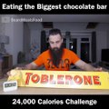 Il tente de manger un Toblerone géant... Beaucoup de chocolat... Trop