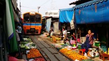 Ce marché en Thailande est installé au milieu d'une voie ferrée... Incroyable