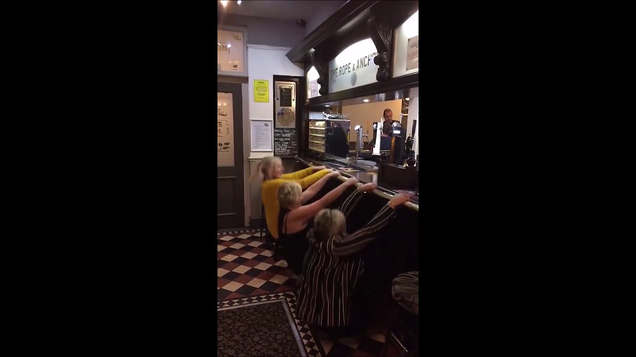 3 mamies dansent et bim... Enorme gamelle