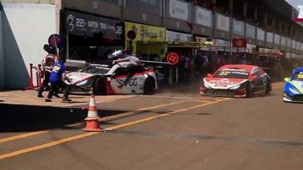 Des mécaniciens renversés pendant une course de Stock Car Light