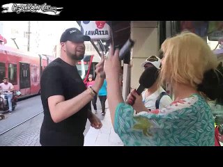 İroni İle Arap Turistlerle ve Mültecilerle Sohbet Gerçekleştirmek