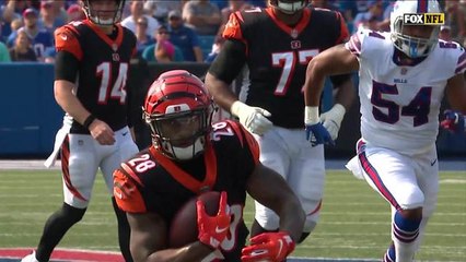 Joe Mixon catches quick slant for 23 yards