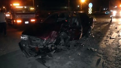 Hafif ticari araçla otomobil çarpıştı: 8 yaralı