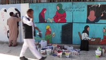 دیوارهای هرات از صلح حرف میزنند  نقاشان گروه موسوم به هنرسالار روی دیوارهای هرات تصاویری را نقاشی میکنند که پیام آور صلح اند. آنها این حرکت را از کابل آغاز کرد
