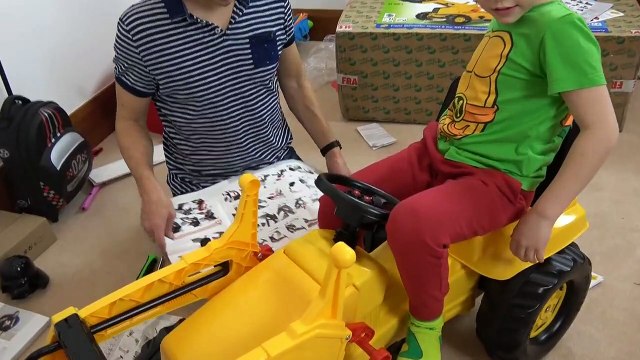 Трактор экскаватор и погрузчик педальный Убираем листья во дворе Копаем туалет Мистер Макс & Мисс Катя