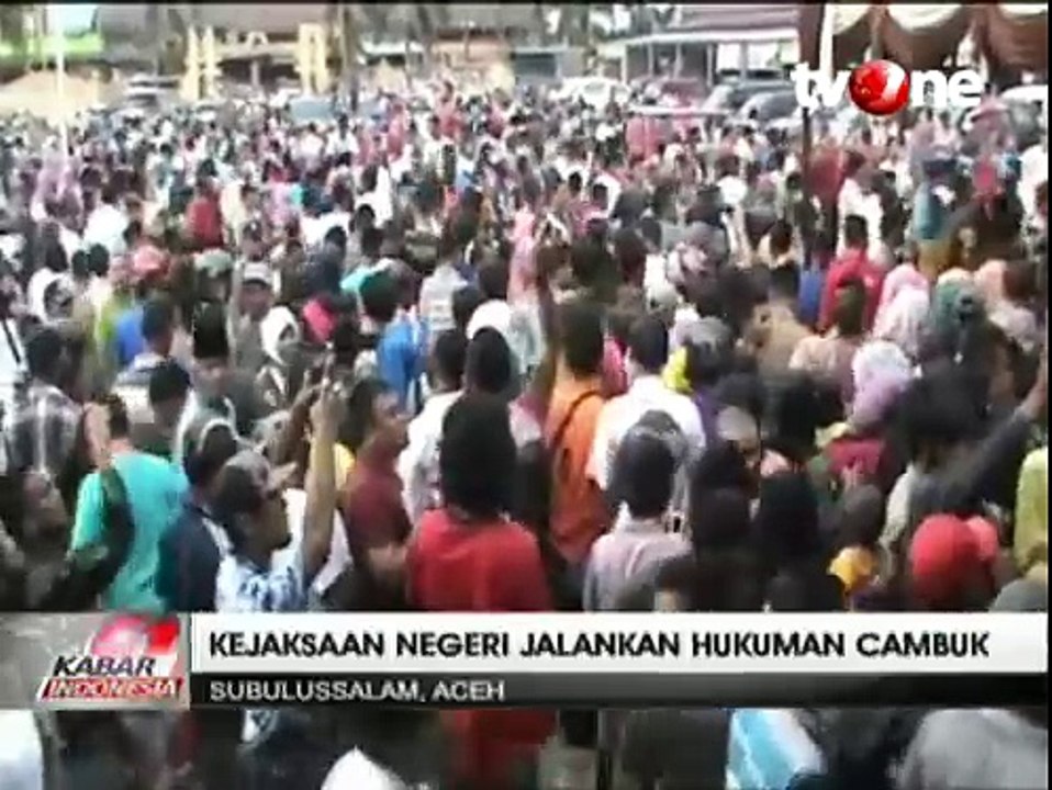 Pasangan Mesum di Aceh Dihukum Cambuk di Lapangan