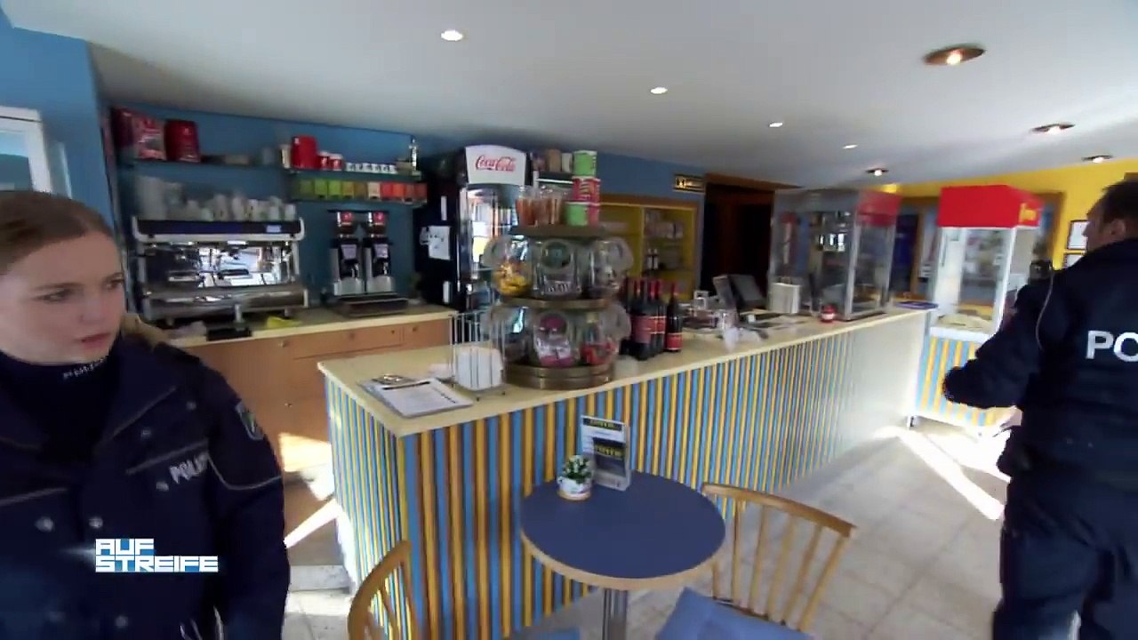 Lecker! Kleiner Junge sitzt im Popcorn-Automat! | Auf Streife | SAT.1 TV