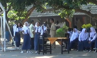 Hari Pertama Sekolah, Siswa Korban Gempa Belajar di Tenda