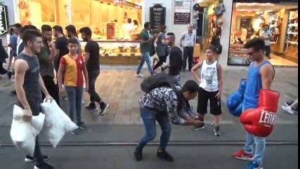 Gençler İstiklal Caddesi'nde Boks Maçı Yaptı