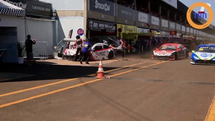 Des mécaniciens renversés pendant une course de Stock Car Light !