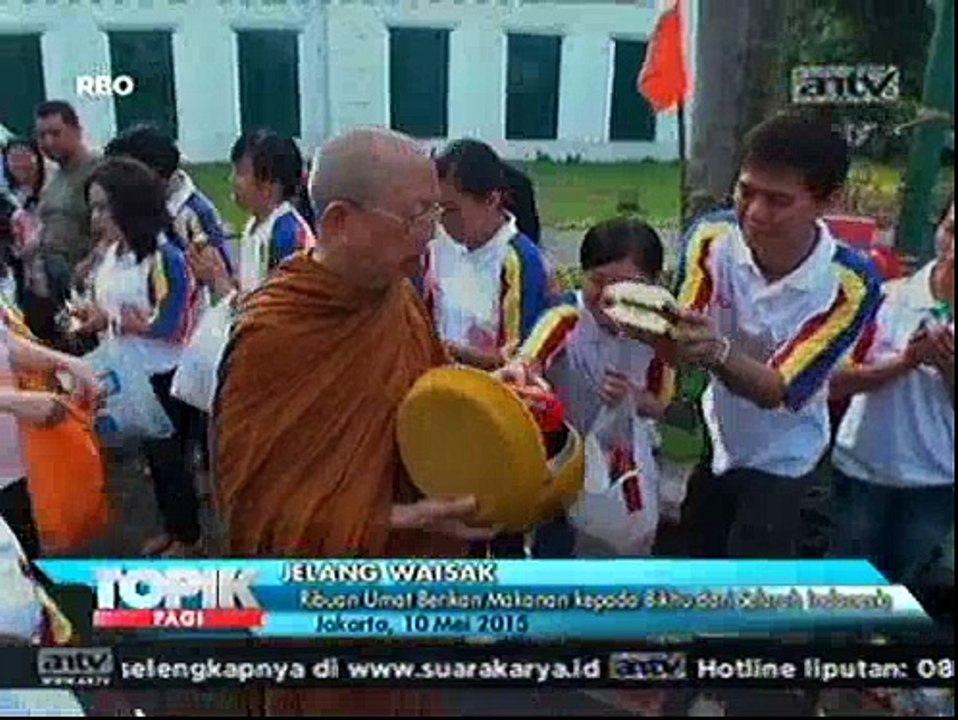Ribuan Umat Budha Berikan Makanan Kepada Biksu