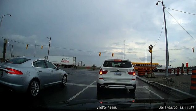 Une voiture se fait percuter à pleine vitesse sous les yeux d'automobilistes médusés