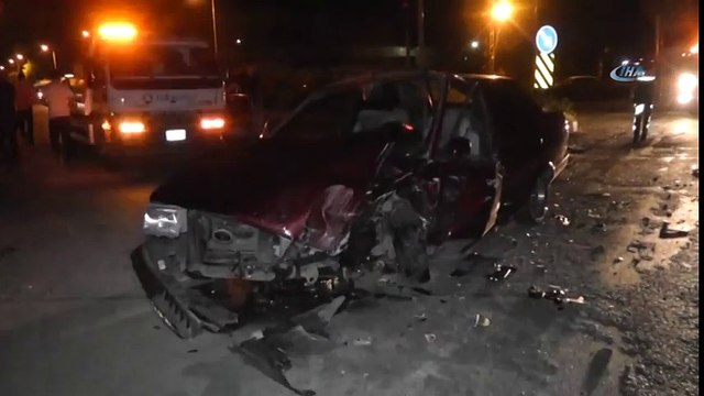 Hafif Ticari Araçla Otomobil Çarpıştı: 8 Yaralı