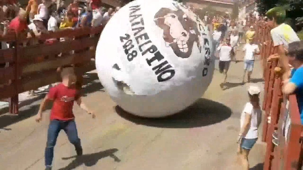 La bola del encierro de Mataelpino aplasta a un joven