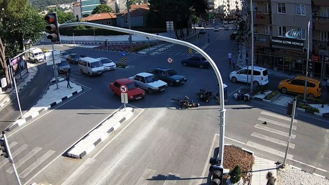 Manisa'da trafik kazaları kameralara böyle yansıdı