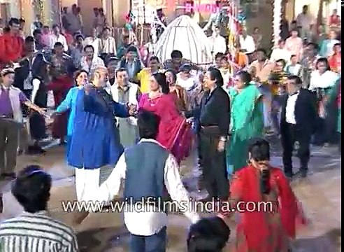 Shammi Kapoor Farida Jalal and Asha Parekh on the sets of film Sar Ankhon Par
