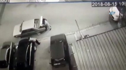 Otomobilin bagajını düzenlerken ölümden böyle döndü